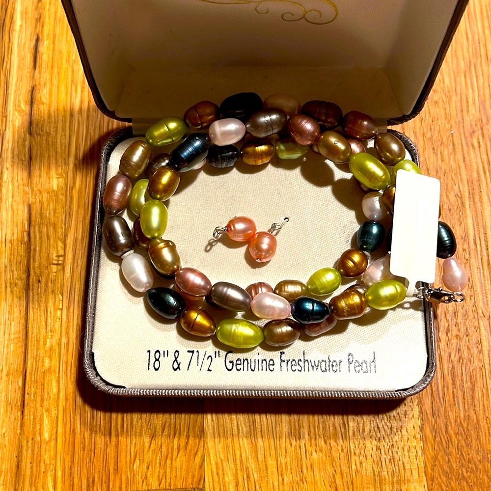Genuine freshwater pearl necklace and earring set NWT